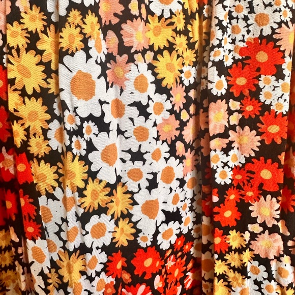 Mid length dress with a red, oranges, yellow and black. Cap sleeves. - Picture 4 of 4